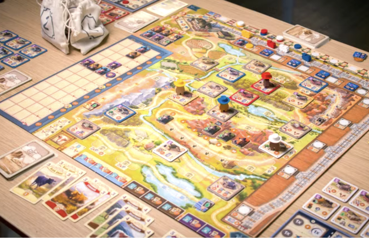 Brettspill med pappbrikker som symboliserer hus og farer som 