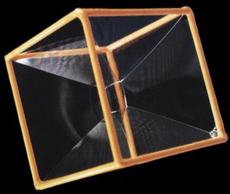 En kube duppet i såpevann hvor overflatespenningen finner den korteste veien mellom kantene.