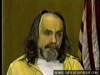 En gal nazist vet ikke hva han skal svare og gjør grimaser.