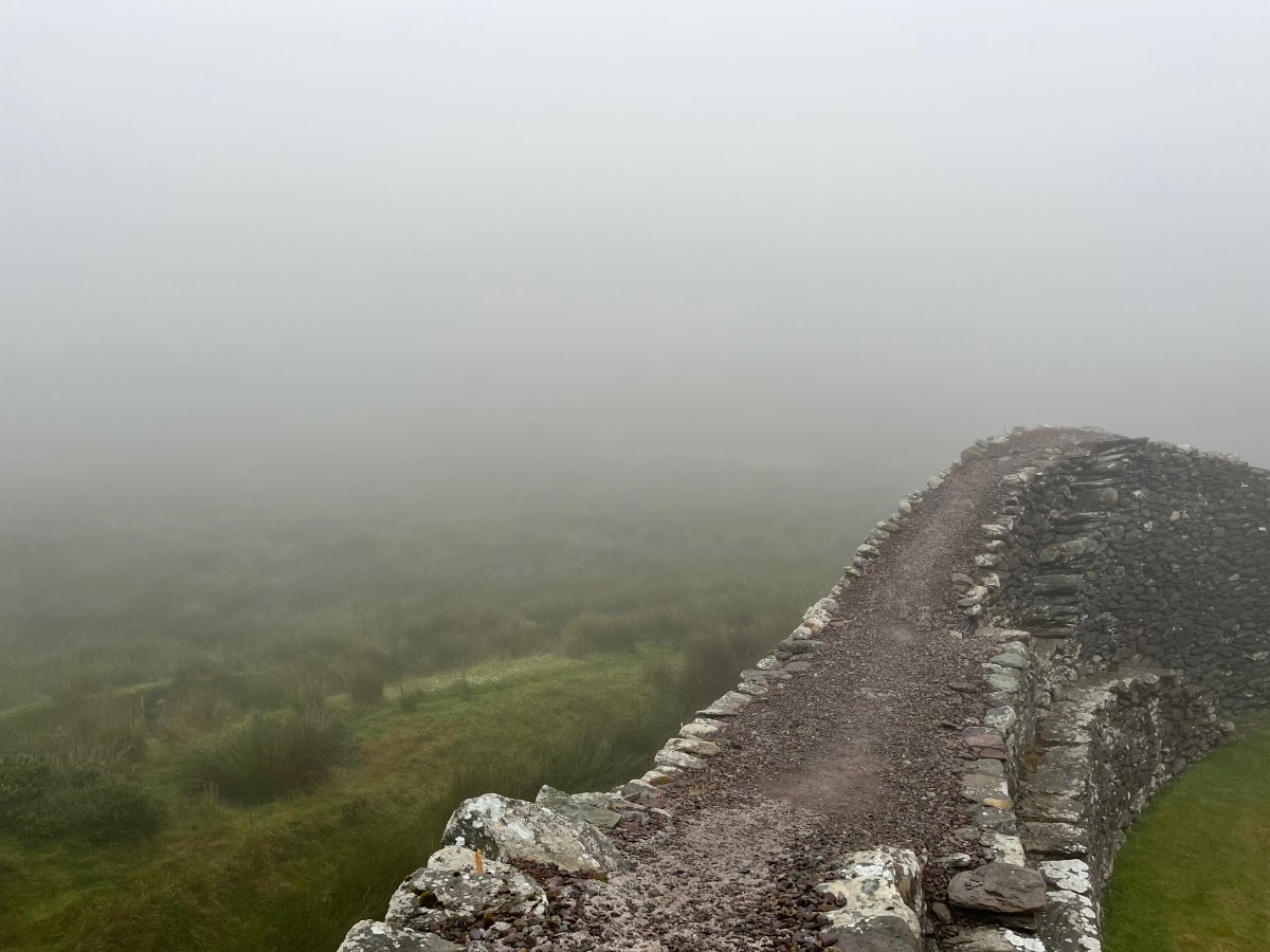 En gammal mur i en tåke. Men er tåken i hodet ditt eller i været?